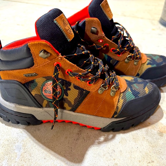 Like New Timberland hiking boots - Picture 1 of 5